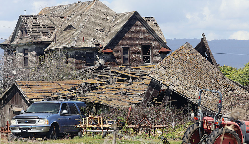 Large VIctorian in disrepair
