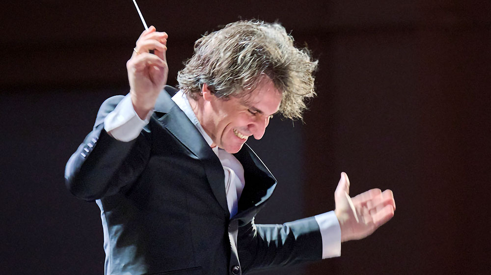 performance feature photo of Santa Cruz Symphony conductor